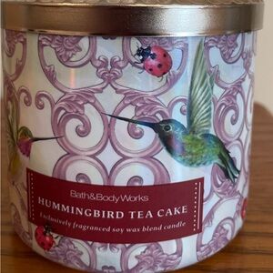 “HUMMINGBIRD TEA CAKE” 3-Wick Candle. Bath & Body Works.